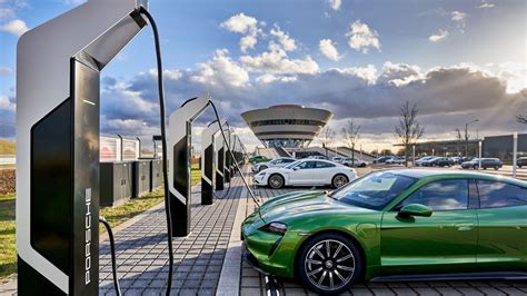 P­o­r­s­c­h­e­,­ ­k­e­n­d­i­ ­E­V­ ­ş­a­r­j­ ­i­s­t­a­s­y­o­n­l­a­r­ı­ ­a­ğ­ı­n­ı­ ­k­u­r­a­c­a­k­